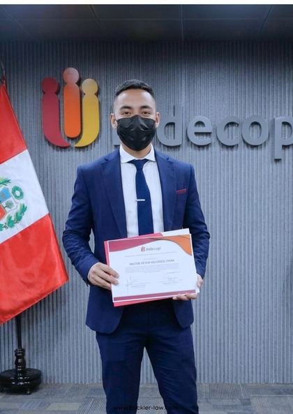 Walter Valcárcel recibiendo el reconocimiento en Indecopi